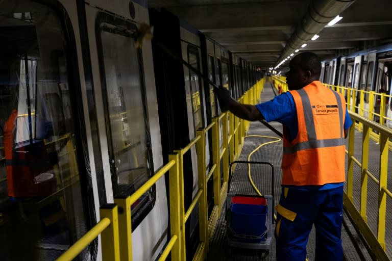 Un employé nettoie une voiture du métro de la ligne 14, le 2 juillet 2024 à Saint-Ouen,près de Paris (Alain JOCARD)