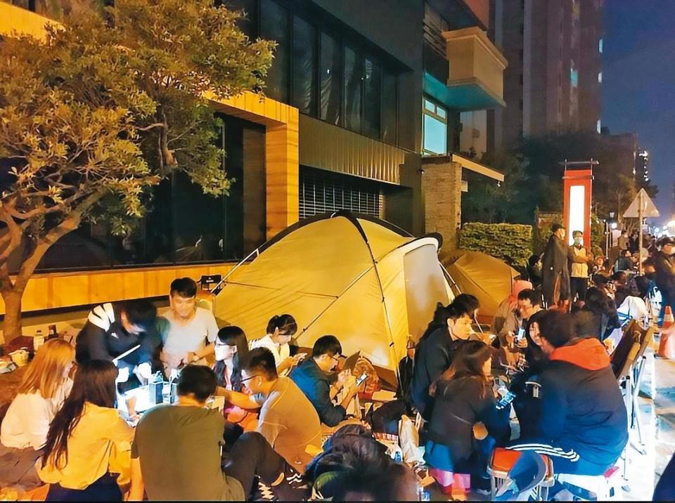 新竹房市火熱，在知名建案湧現開賣排隊人潮前，在地臉書社團曾貼出徵人排隊的公告（右圖）。（翻攝米築株式會社）