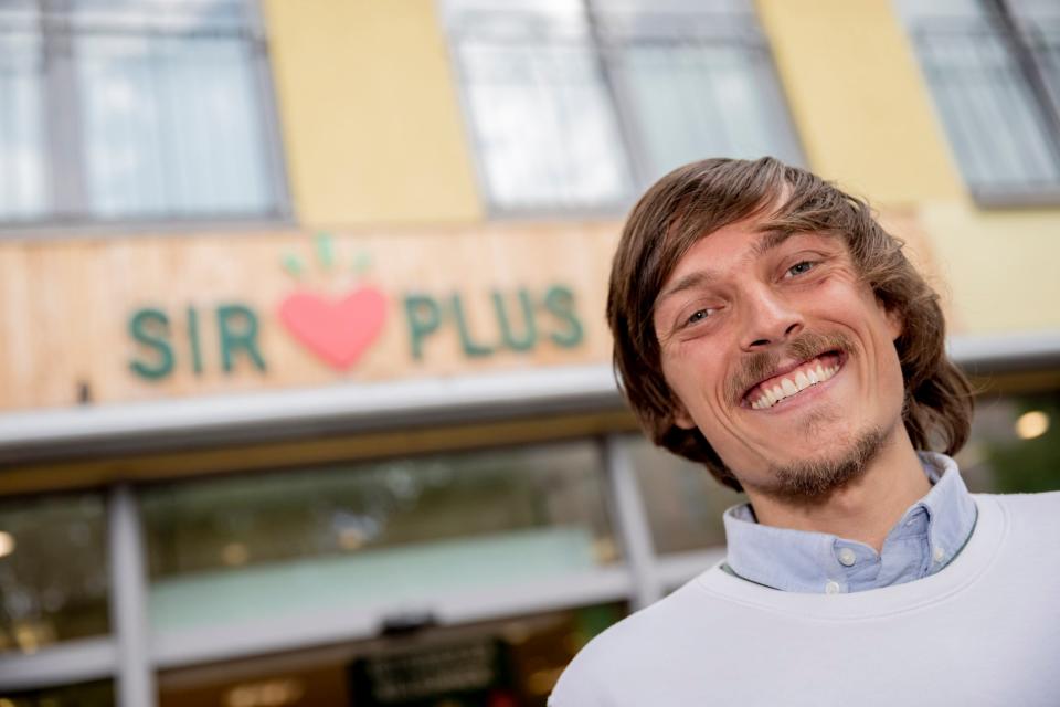 Ein Foto aus besseren Zeiten: Raphael Fellmer, Gründer von Sirplus, vor einem seiner Supermärkte in Berlin.