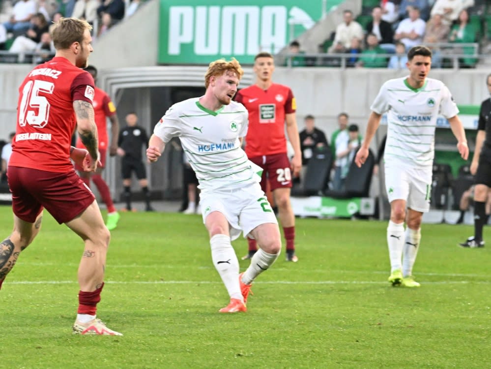 Robert Wagner (2.v.l.) trifft zum Ausgleich für Fürth (IMAGO/Sportfoto Zink / Wolfgang Zink)