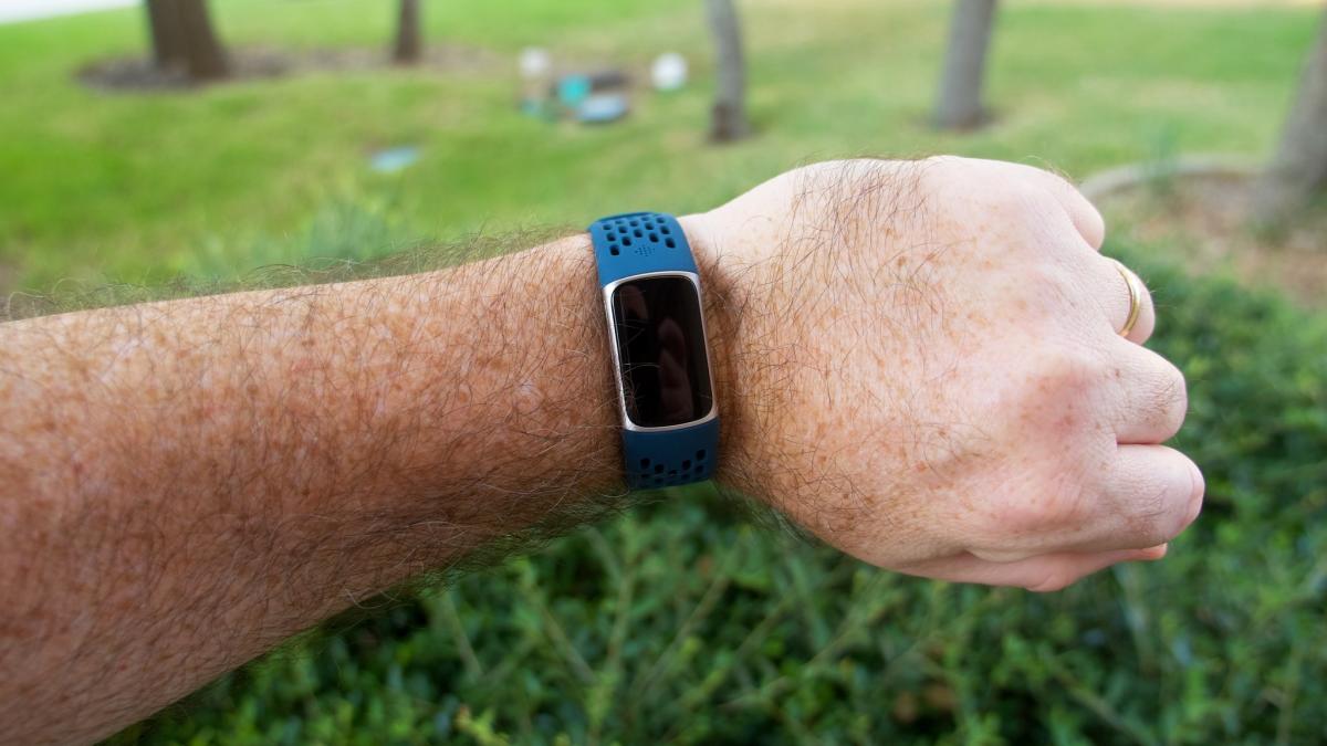 Fitbit Charge 5 causes drain and screen issues for some