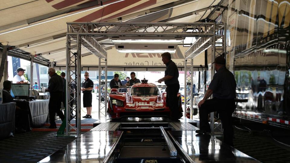 31 whelen engineering racing cadillac dpi, dpi felipe nasr, pipo derani, eric curran, tech inspection