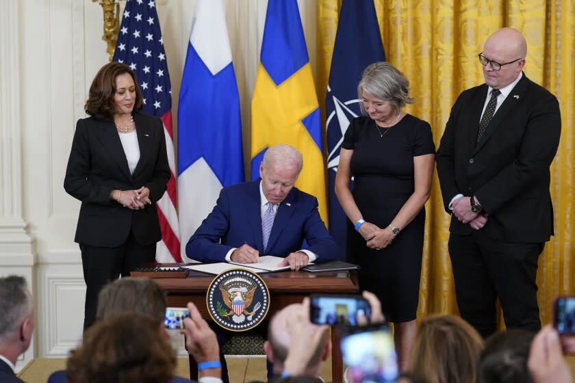 El presidente de Estados Unidos, Joe Biden, firma el documento de ratificación de los Protocolos de Adhesión al Tratado del Atlántico Norte para el Reino de Suecia en la Sala Este de la Casa Blanca, el martes 9 de agosto de 2022, en Washington, (AP Foto/Susan Walsh)