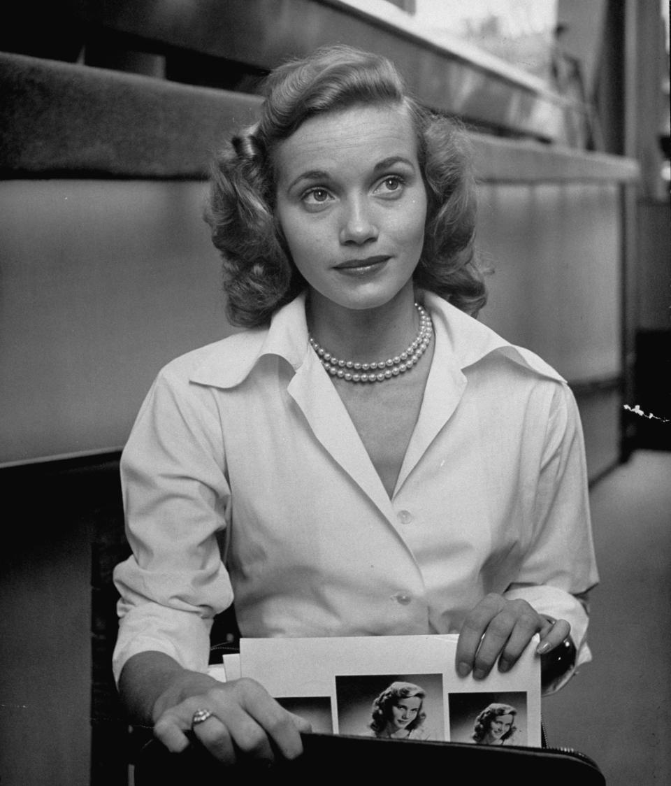 Actress Eva Maria Saint, taking her portraits and calling cards from her briefcase.