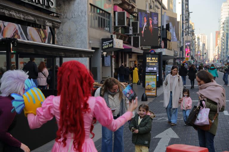 Promotores de espectáculos infantiles por las vacaciones de invierno en la Avenida Corrientes