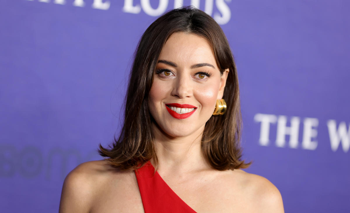 See 'White Lotus' Star Aubrey Plaza's Eye-Catching Outfit That Set the Red  Carpet on Fire