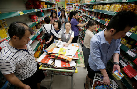 Customers shop instant noodles and cans at a supermarket in preparation for Typhoon Mangkhut, in Shenzhen, China September 15, 2018. REUTERS/Jason Lee