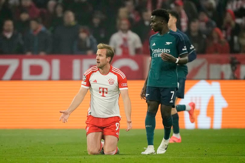 Harry Kane with Bukayo Saka