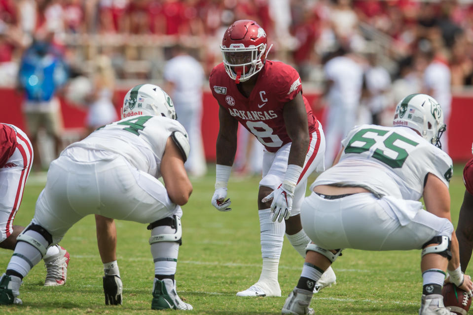 Aug 31, 2019; Fayetteville, AR, USA; Arkansas Razorbacks linebacker De’Jon Harris (8) gets ready for the snap during the game against the <a class="link " href="https://sports.yahoo.com/ncaaf/teams/portland-st/" data-i13n="sec:content-canvas;subsec:anchor_text;elm:context_link" data-ylk="slk:Portland State Vikings;sec:content-canvas;subsec:anchor_text;elm:context_link;itc:0">Portland State Vikings</a> at Donald W. Reynolds Razorback Stadium. Mandatory Credit: Brett Rojo-USA TODAY Sports