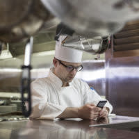 Für bis zu 12.000 Betriebe könnte die Anhebung der Mehrwertsteuer auf Speisen - von sieben auf 19 Prozent - die Insolvenz bedeuten, warnt der Dehoga-Verband (Symbolbild)