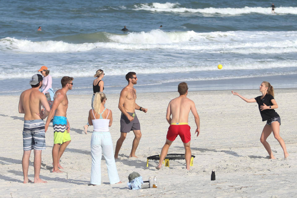 Bañistas practican deportes el pasado 17 de abril en la playa de Jacksonville, Florida, reabierta en plena epidemia de Covid-19. (David Rosenblum/Icon Sportswire via Getty Images)