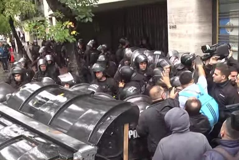 Incidentes con la policía durante un reclamo de la UTA en el barrio de Once