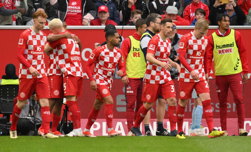 Mainz players celebrate their side's first goal during the German Bundesliga soccer match between FSV Mainz 05 and 1. FC Cologne at Mewa Arena. Torsten Silz/dpa