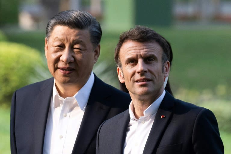 Les présidents chinois Xi Jinping et français Emmanuel Macron, le 7 avril 2023 à Canton, dans le sud de la Chine (Jacques WITT)