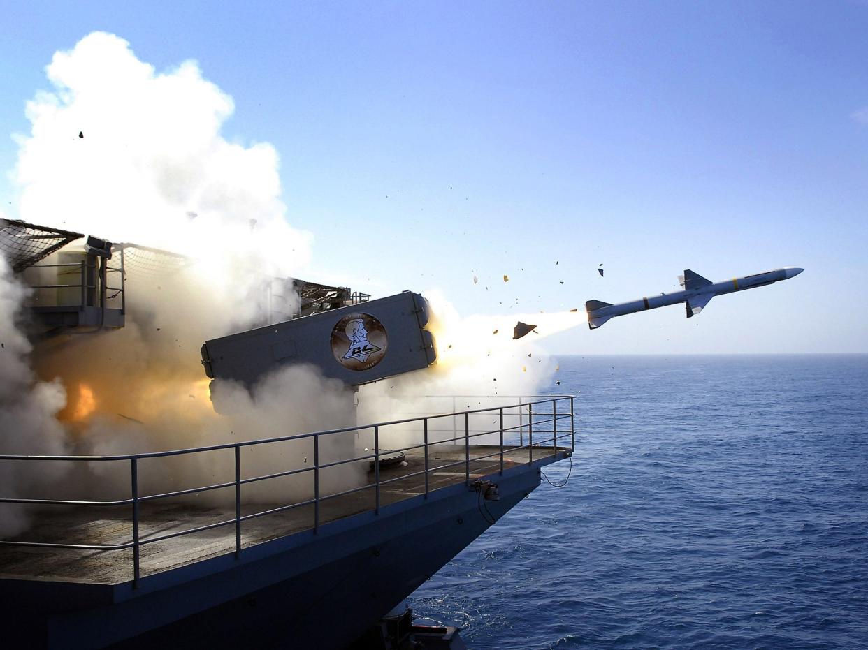 A US Navy shoot exercise on August 13, 2007 in the Pacific Ocean