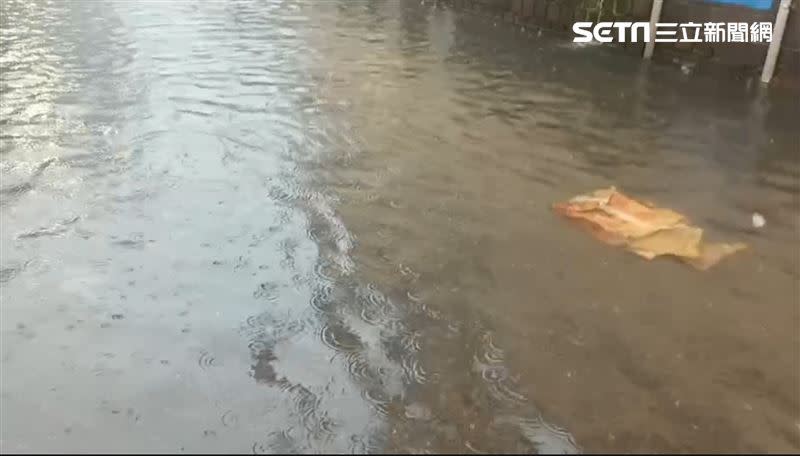 氣象局針對台南高雄屏東發布大雷雨即時訊息，屏東東港鎮出現積淹水情形。（圖／翻攝畫面）