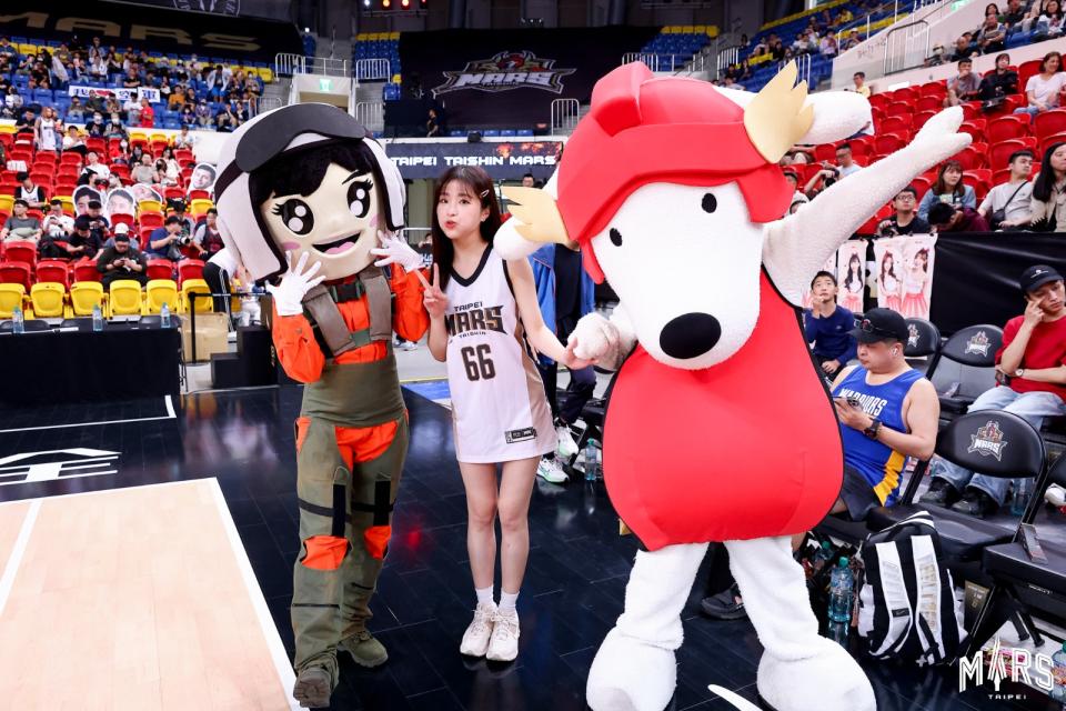 國軍大頭娃娃與戰友們同樂。(左為空軍大頭娃娃、中為Taishin Wonders柳柳、右為台新銀行吉祥物理查戰神)