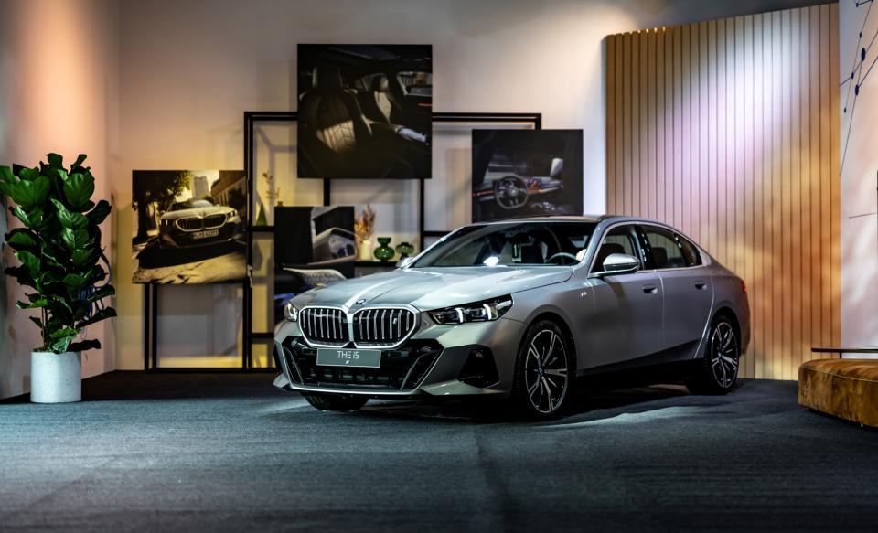 全新世代BMW 5系列將過往經典與下一個世代的設計概念揉合並重新詮釋，透過純粹飽滿的手法雕琢出運動風格與優雅氣息兼具的車身輪廓，搭配光型變化智慧LED頭燈、造型更寬大的雙腎型水箱護罩與高調難以錯認的全新BMW飾光水箱護罩