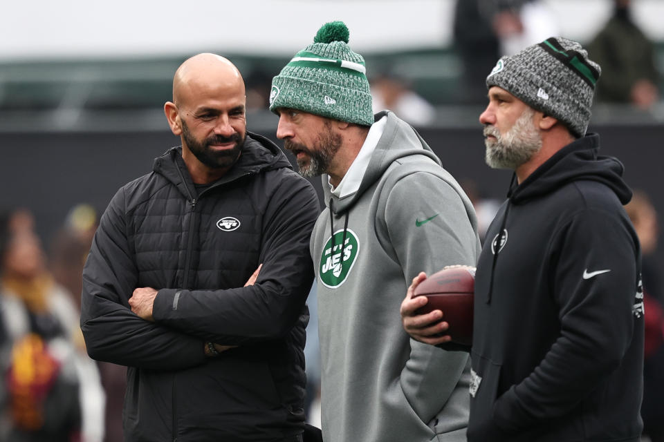 New York Jets head coach Robert Saleh (left) talks with quarterback Aaron Rodgers. Mandatory Credit: Vincent Carchietta-USA TODAY Sports