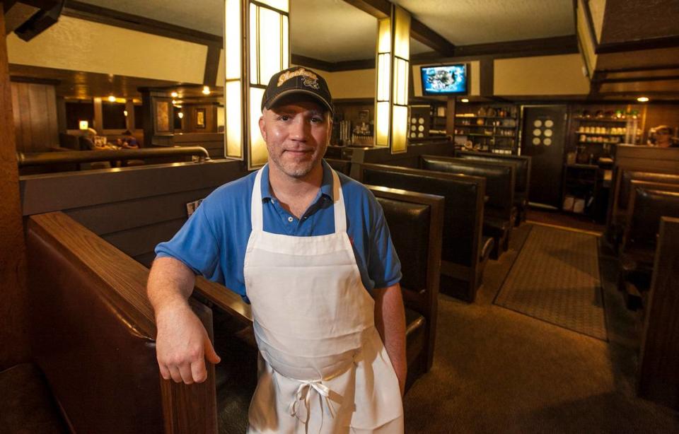 Brian Scott aparece en la imagen dentro de Doc's Steak House en 2014 cuando anunció que cerraría el restaurante.
