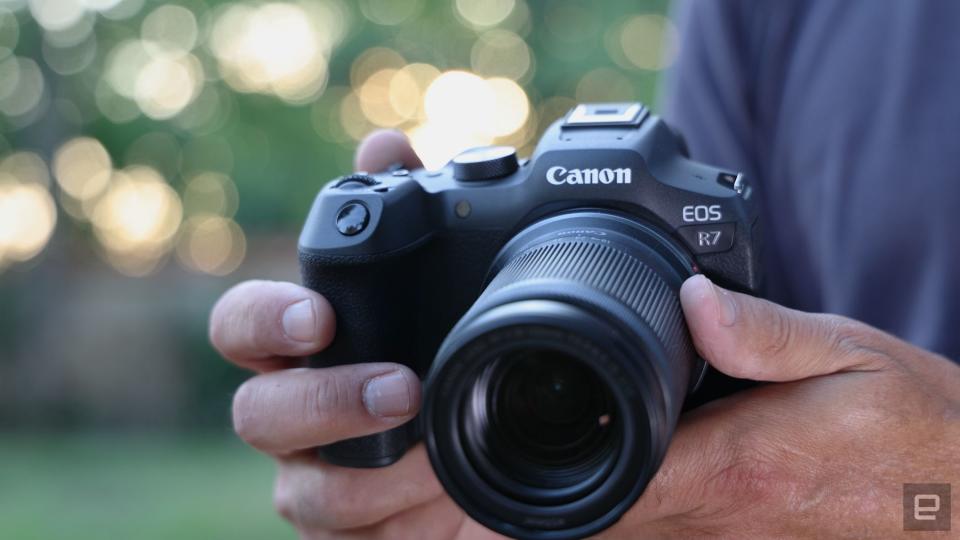 <p>Canon EOS R7 mirrorless APS-C camera review</p>
