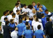 Football Soccer - Real Madrid v Atletico Madrid - UEFA Champions League Final - San Siro Stadium, Milan, Italy - 28/5/16 Real Madrid's coach Zinedine Zidane talks to his players before extra time. REUTERS/Tony Gentile