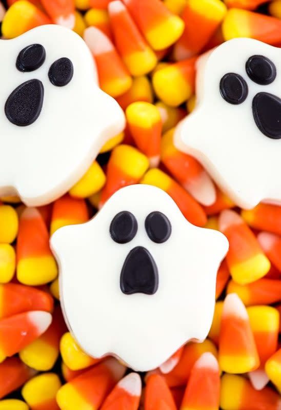 <p>A Pumpkin & A Princess</p><p><strong>Get the recipe: <a href="https://apumpkinandaprincess.com/oreo-ghost-cookies/" rel="nofollow noopener" target="_blank" data-ylk="slk:Oreo Ghost Cookies;elm:context_link;itc:0;sec:content-canvas" class="link ">Oreo Ghost Cookies</a></strong></p>