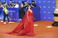 <p>Bellucci paseó por la alfombra roja presumiendo de silueta curvy y con una dulce sonrisa en el rostro. Además, lució una cadena de plata con colgante en cascada que reposaba sobre su pronunciado escote.</p> 