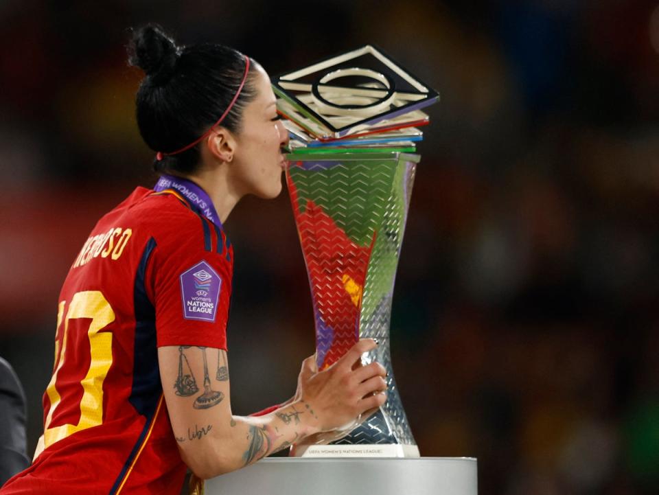 Hermoso kisses the Nations League trophy (REUTERS)