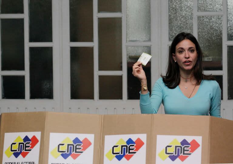 ARCHIVO - María Corina Machado muestra su boleta antes de votar en un centro electoral en Caracas, Venezuela, el 12 de febrero de 2012. Foto/Fernando Llano, Archivo)