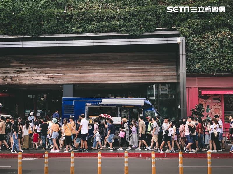 餐車一開張就超多人排隊，風雨無阻。（圖／黃書韋提供）