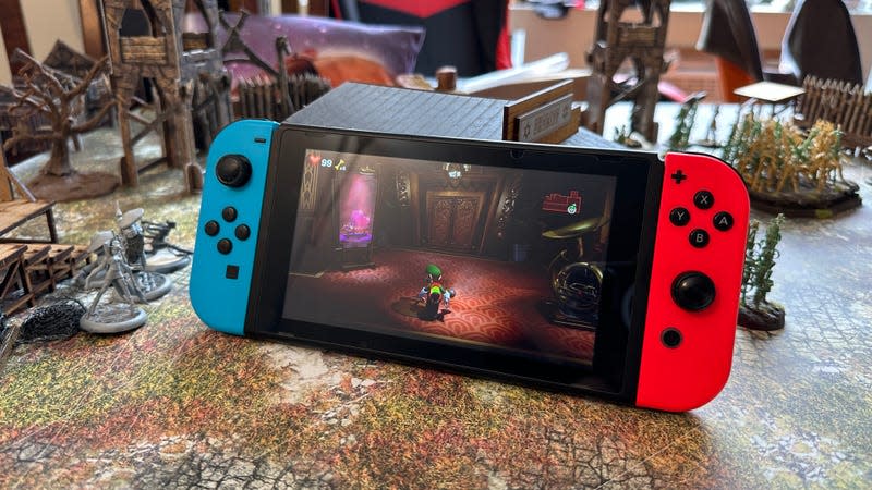 The next Nintendo Switch could have a far bigger screen, though rumors note it could still be LCD instead of OLED. - Photo: Kyle Barr / Gizmodo