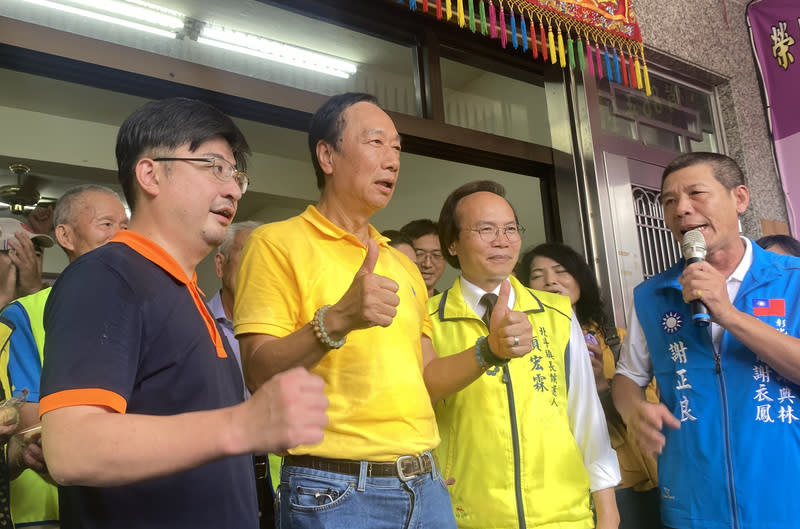 彰化縣議長謝典林7月30日深夜宣布退出國民黨。圖為謝典林（前左1）7月29日陪同鴻海創辦人郭台銘（前左2）前往無黨籍北斗鎮長補選候選人顏宏霖（前右2）競選總部助選。（中央社）