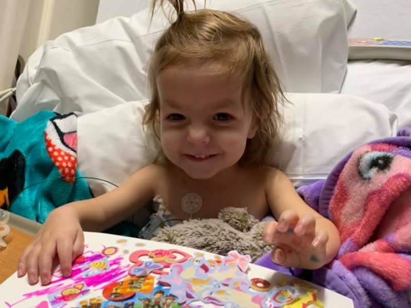Menina de 2 anos tem câncer de ovário – Reprodução/Facebook Fight With Kenni