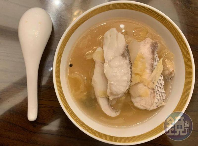 「酸辣魚片湯」是一道改良自頤宮「酸辣筍殼魚米粉」的家常湯品，酸酸辣辣很開胃。