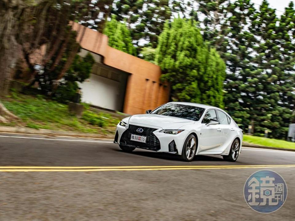 LEXUS IS 300h F Sport