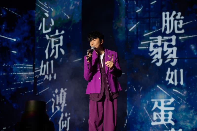 林俊傑在演唱會上悼念恩師林秋離。（圖／JFJ PRODUCTIONS提供）