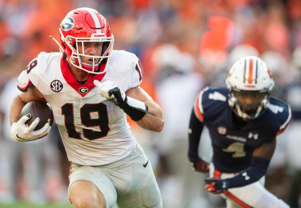 Georgia tight end Brock Bowers (19) caught eight passes for 157 yards and scored the game-winning touchdown on a 40-yard pass from Carson Beck with 2:52 left in the Bulldogs’ 27-20 win at Auburn last Saturday.
