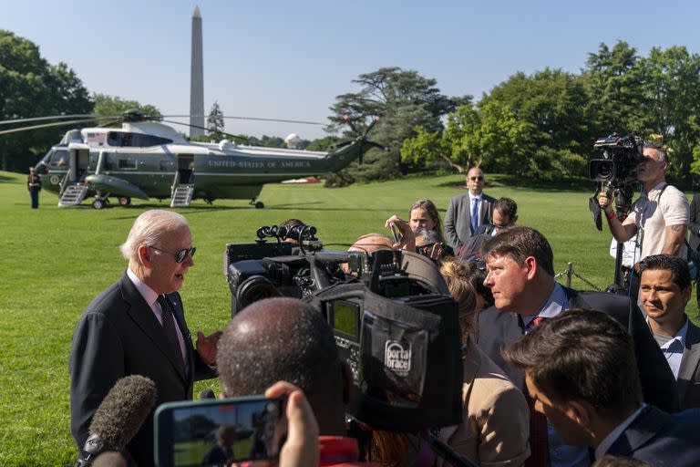 El presidente Joe Biden habla con los medios de comunicación en el Jardín Sur de la Casa Blanca en Washington, el lunes 30 de mayo de 2022, después de regresar de Wilmington, Delaware.