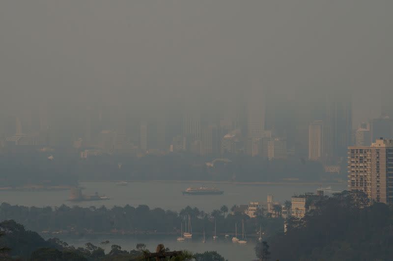 El humo de los incendios forestales oscurece el puerto de Sídney