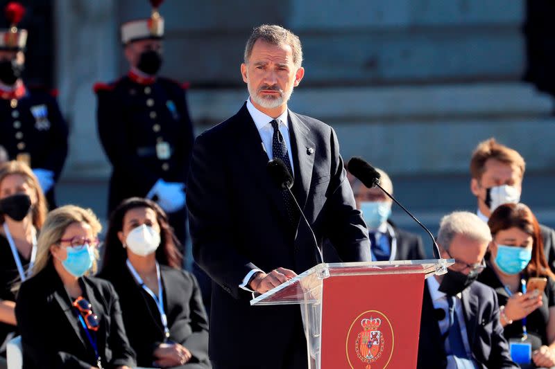 FOTO DE ARCHIVO: El Rey Felipe VI de España habla durante un homenaje de estado en memoria de las víctimas de la enfermedad coronavirus en el Palacio Real de Madrid, España, el 16 de julio de 2020