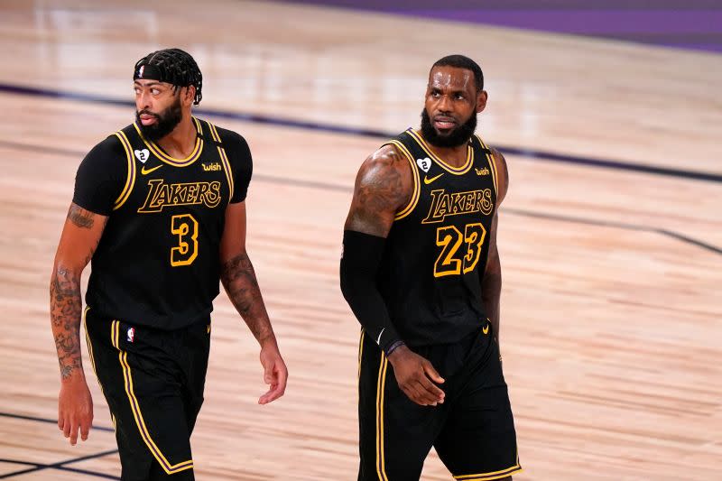 ▲「一眉哥」Anthony Davis(左)、「詹皇」LeBron James穿曼巴球衣沒輸過。（圖／美聯社／達志影像）