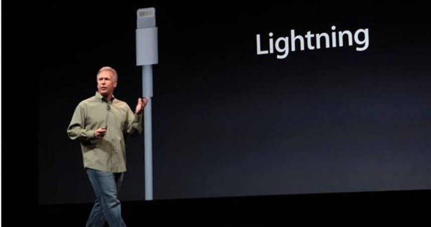 蘋果在2012年推出Lightning連接線，取代舊款的30 Pin連接線。（圖／翻攝自apple keynote）