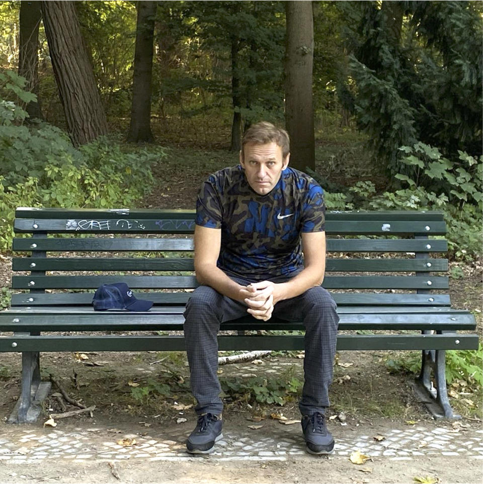 El líder opositor ruso Alexei Navalny, sentado en un banco en una imagen publicada en su cuenta de la red social Instagram el 23 de septiembre de 2020. (Navalny instagram via AP)