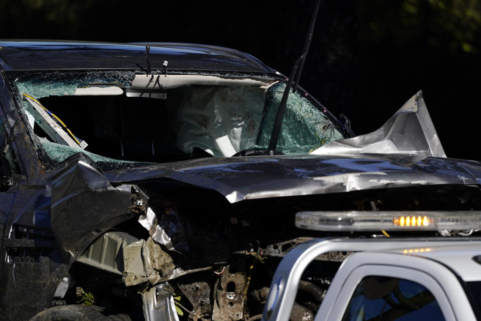 <p>"Woods stava viaggiando a una velocità superiore al normale al momento dell'incidente, l'auto ha colpito un cordolo e un albero", ha raccontato lo sceriffo della contea di Los Angeles Alex Vilanueva alla stampa. "Il veicolo si è ribaltato diverse volte. La strada in quel punto è in discesa e ha diverse curve, quella zona ha un'alta frequenza di incidenti". (AP Photo/Ashley Landis)</p> 