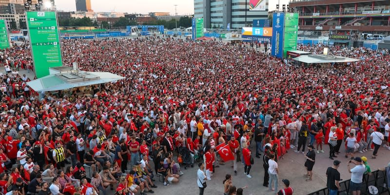 Nach dem Messerangriff in der Fanzone Stuttgart beim EM-Spiel Tschechien gegen die Türkei sitzt ein 25 Jahre alter Mann in Untersuchungshaft.<span class="copyright">dpa</span>