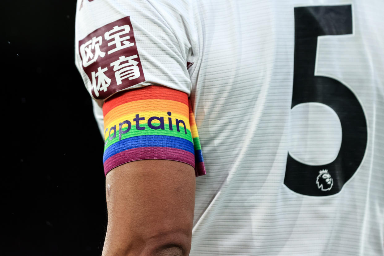 Un jugador del Aston Villa usa un brazalete arcoíris en apoyo a la comunidad LGBTIQ+. (Foto: Marc Atkins/Getty Images)