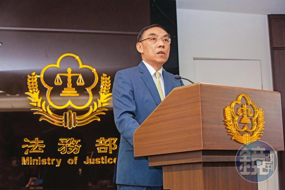 法務部長蔡清祥（圖）18日親上火線主持記者會，說明11名檢察官與翁茂鍾往來概況及懲處情形。