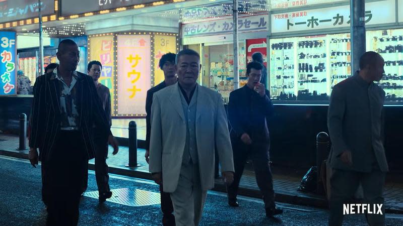 國村隼（中）在《AV帝王 第2季》飾演黑道老大古谷，與許多成人產業都有牽扯。（翻攝自Netflix Japan YouTube畫面）