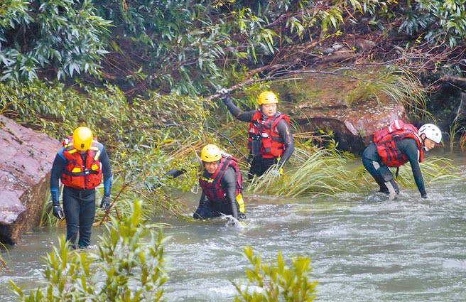 新北市雙溪區虎豹潭發生自然體驗營民眾落水事件，17日消防局各大隊警、義消沿岸展開搜索。（陳君瑋攝）